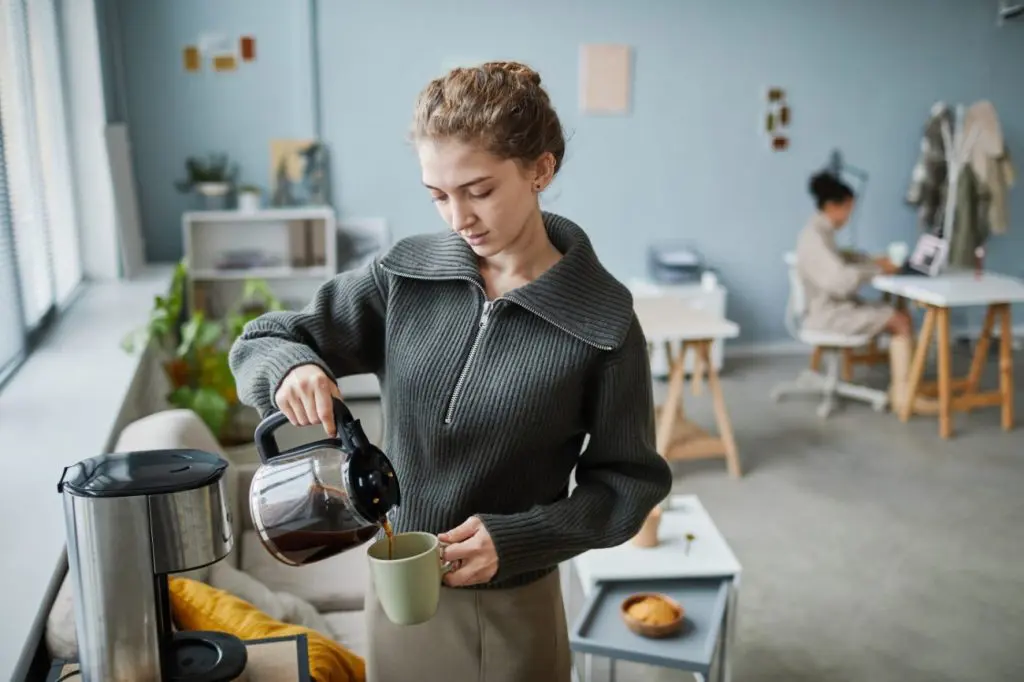 employée se servant du café